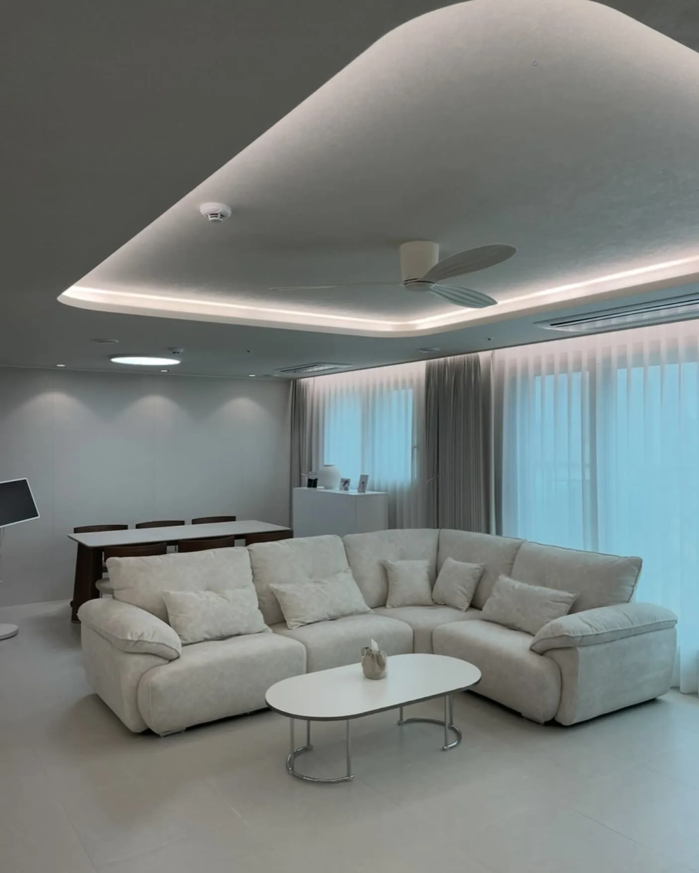 Kiểu sofa góc chữ L bọc vải nhung mềm mại quý phái