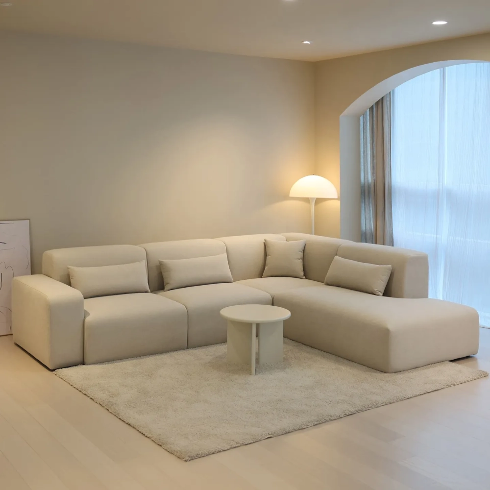 Sofa góc chữ L màu xanh dương tạo điểm nhấn cho phòng khách