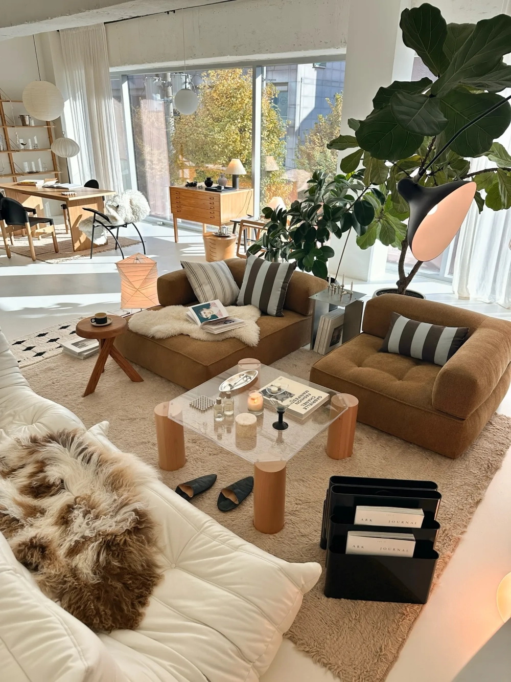 Thảm lót sàn dưới giường ngủ tạo cảm giác êm ái