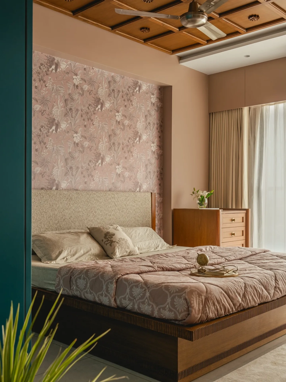 Thiết kế phòng ngủ nhỏ với giường sofa gấp gọn thông minh