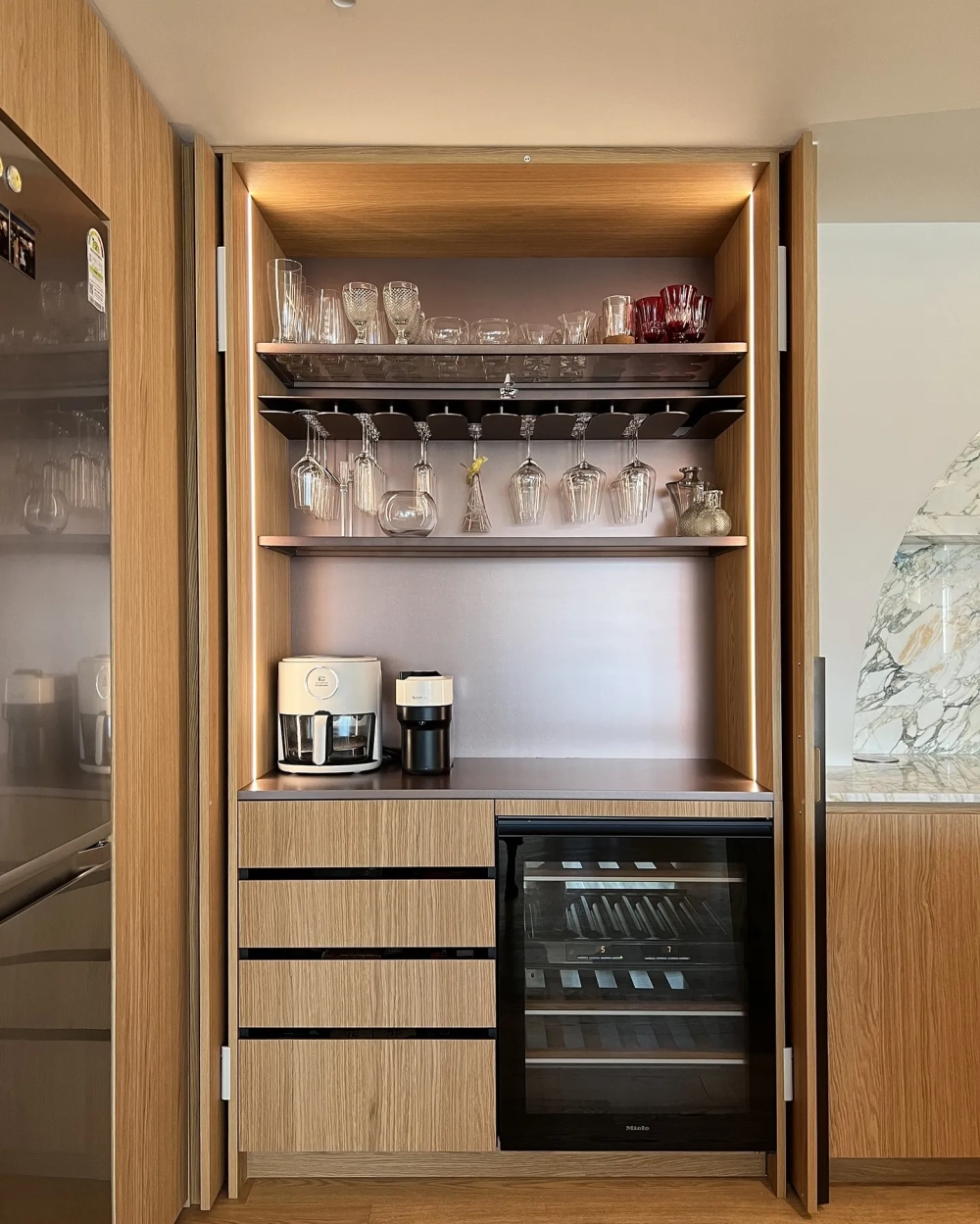 Mẫu tủ rượu âm tường giúp tiết kiệm không gian căn hộ