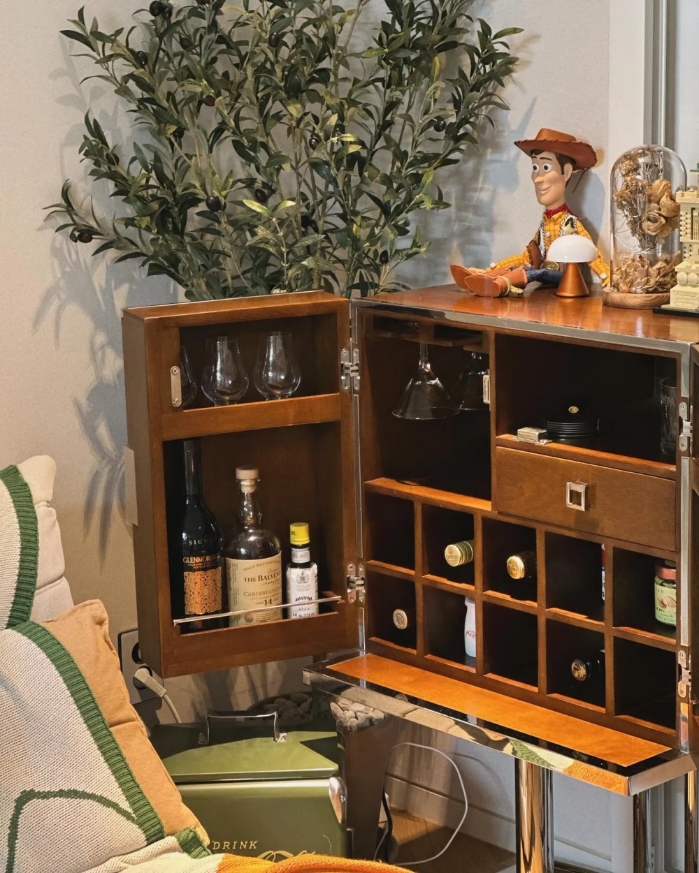 Tủ rượu màu đen mờ tạo vẻ quyền lực cho gia chủ