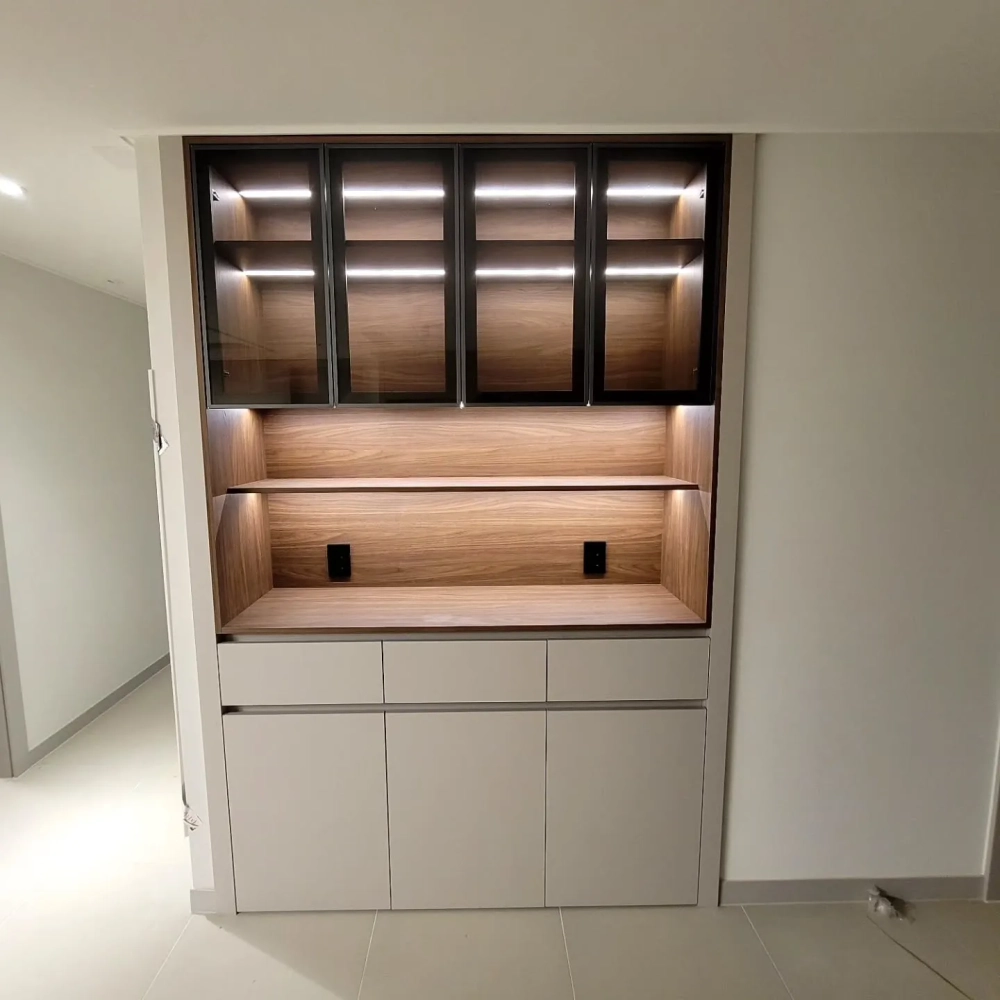 Thiết kế tủ rượu có ngăn chứa ly và phụ kiện chuyên dụng