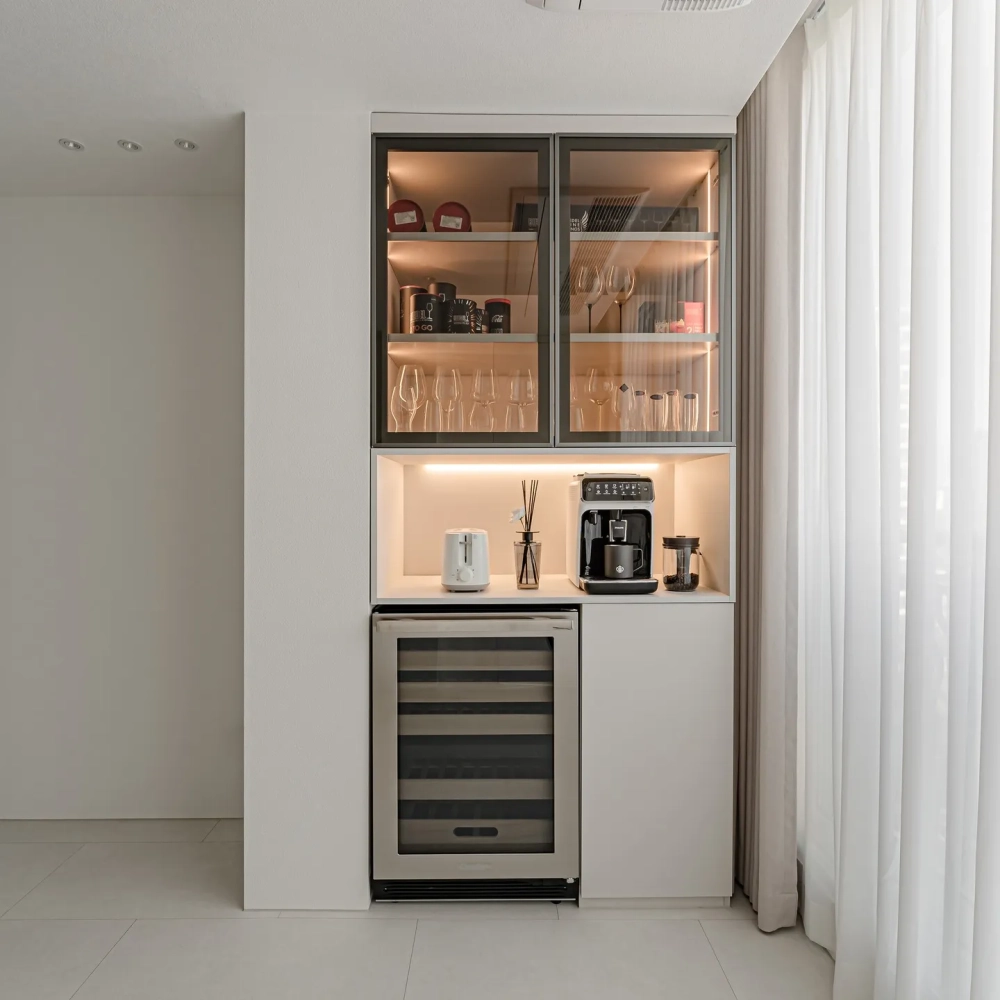 Thiết kế tủ rượu âm cầu thang tinh tế và thông minh